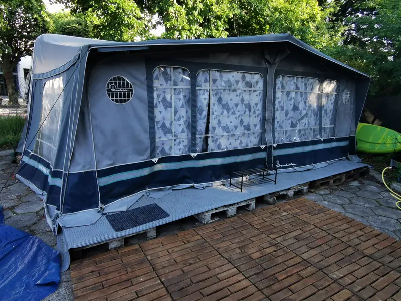 Przyczepa Kaprys z zewnątrz — przedsionek i drewniany podest